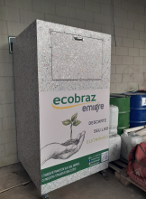 Photo of a metal collection bin on wheels, with Ecobraz on the front